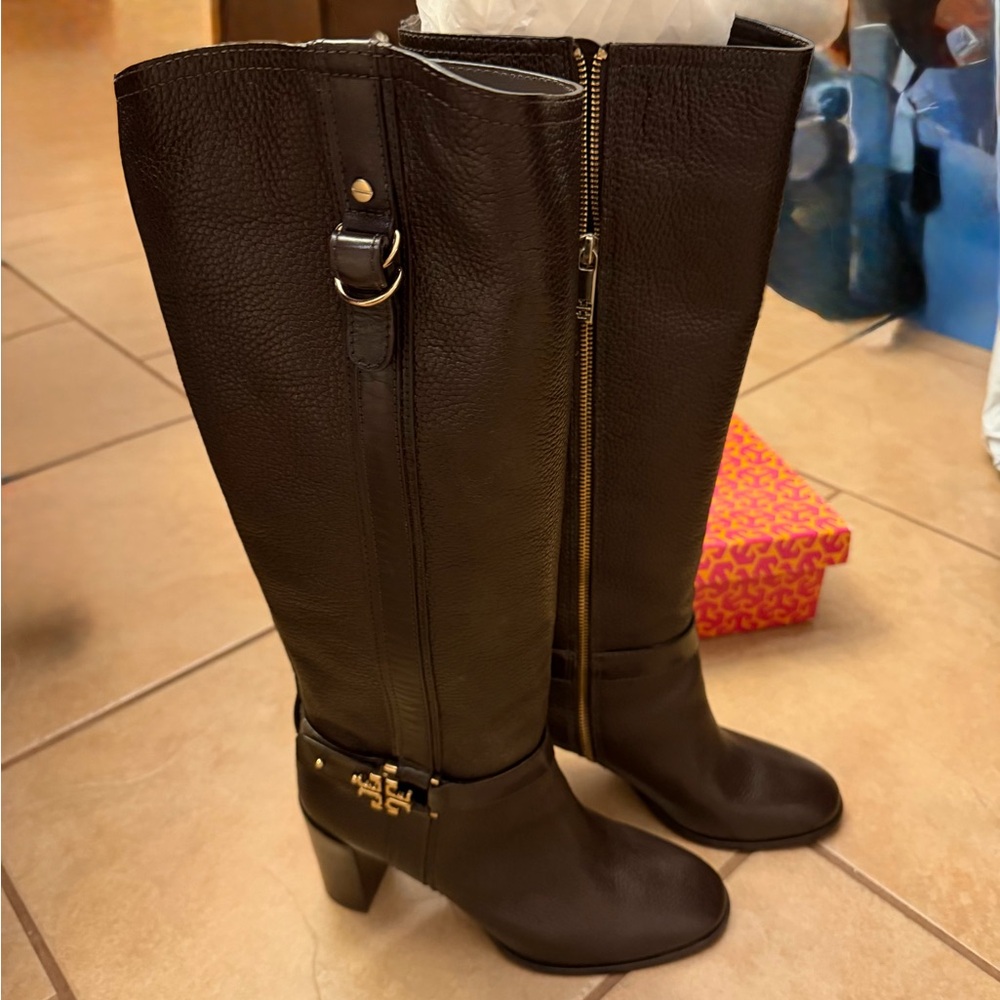 Tory Burch Elina 85 mm pebbled leather Riding Boots in Coconut